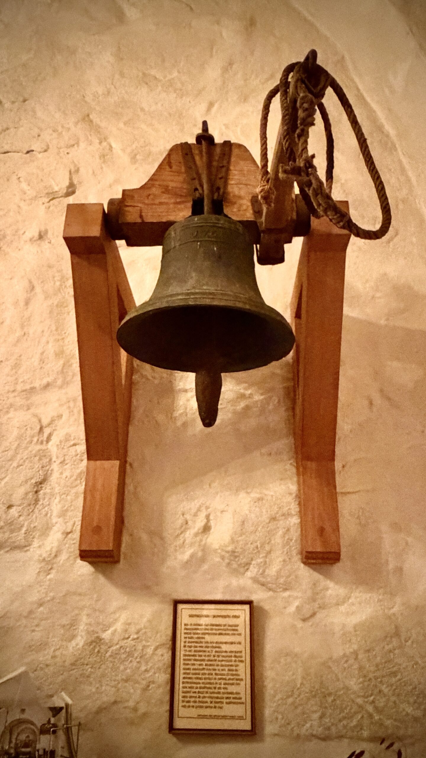 Skeppsklockan i vapenhuset i Skummeslövs kyrka